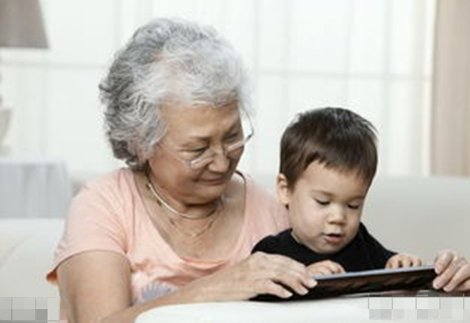 妈妈帮自己带孩子老公却不领情,妈妈帮忙带了孩子