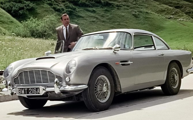 开眼了,乔丹穿过的鞋能卖400万!梦露穿过的裙子更是高达3400万