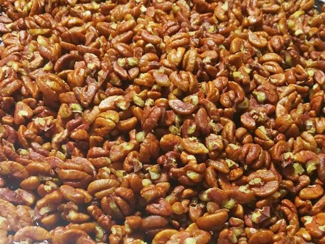 椒盐山核桃仁,核桃仁咸香酥脆的家庭做法