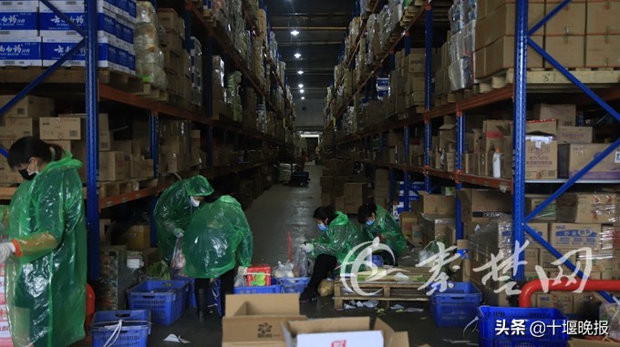 网上下单楼下提菜十堰10家电商进行社区“无接触配送”