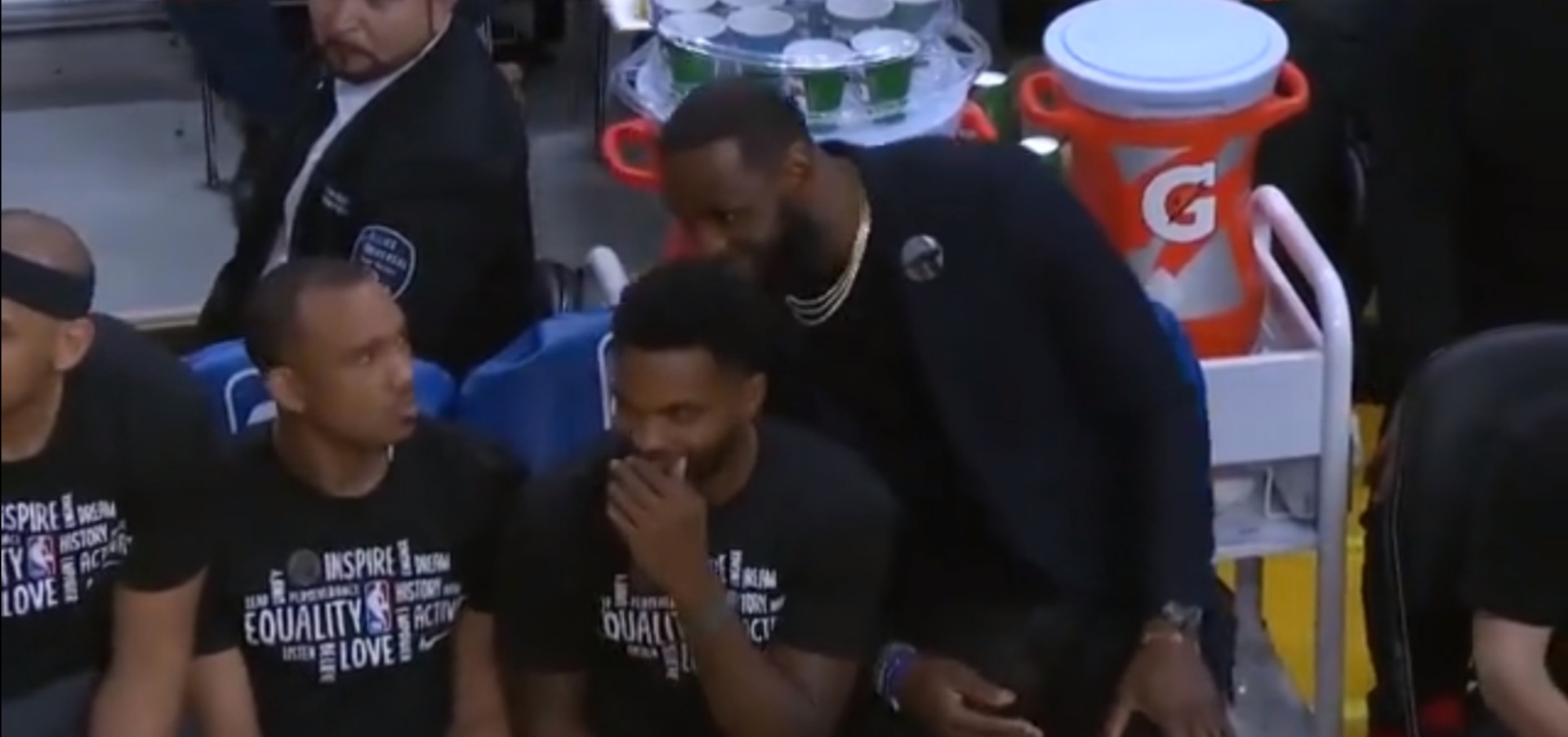 接连吃T遭驱逐，吃瓜群众笑嘻嘻，詹姆斯偷笑变脸，好开心