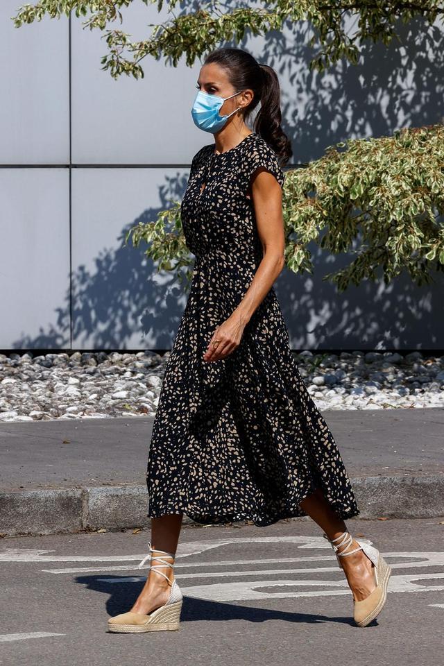 莱蒂齐亚时尚穿搭最新,王后莱蒂齐亚惊艳西装