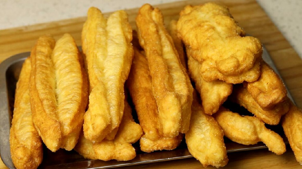 油条怎么和面才松软酥脆不筋道,为什么炸出来的油条不暄软蓬松