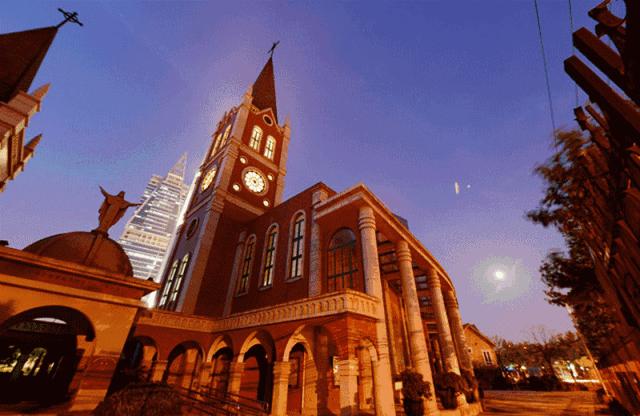 上海楼市太魔幻：最高一套8000万排队抢豪宅竟打起来了