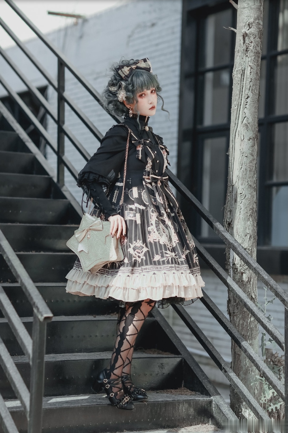 灰色阶梯上的哥特萝莉，绑带袜加黑色lo鞋，精致颓废如人间堕天使