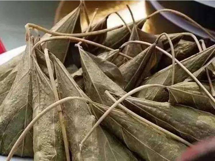 它的叶子常用来包粑吃，果实掉地上没人要，榨成油40元一斤