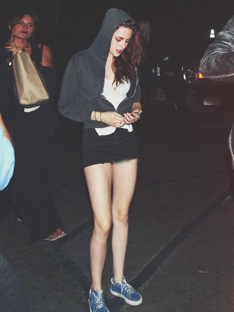 “暮光”女主又换发型！穿粉色露腰装戴蝴蝶结亮相，真有点不适应