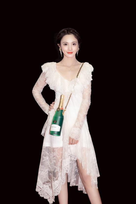 彭小苒红衣服搭配,彭小苒穿搭点评