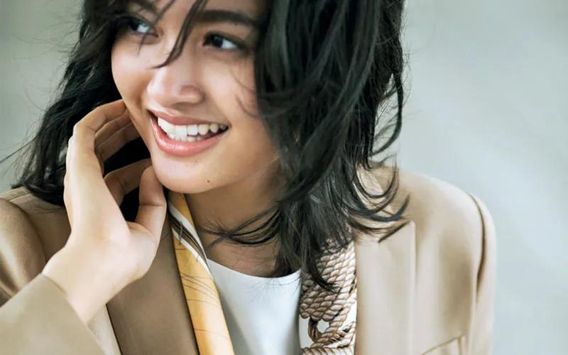 一条方丝巾怎么穿出时尚,素色丝巾的系法大全简单又好看