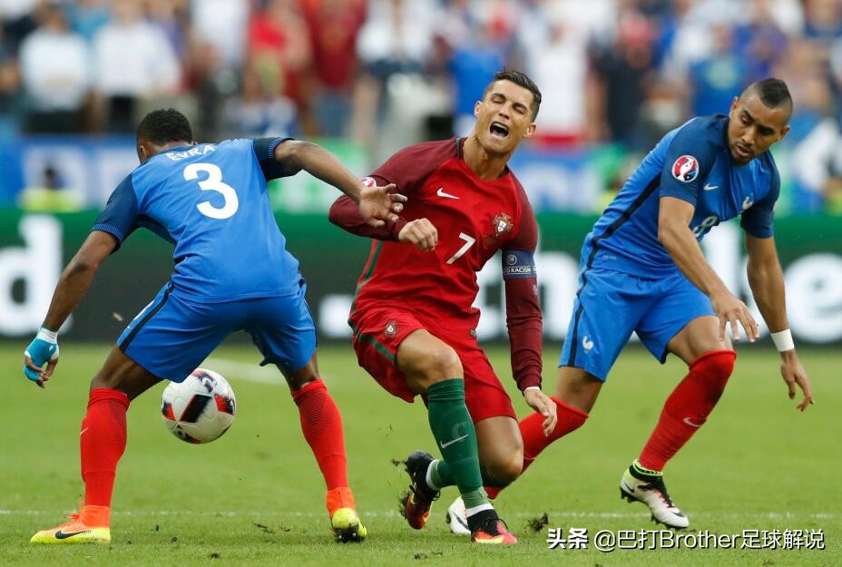 c罗送中国球迷足球鞋,c罗最新比赛的战靴