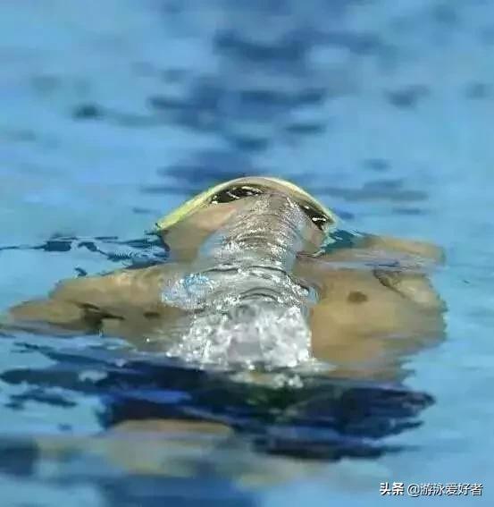 仰泳蹬腿如何不呛水,仰泳转身才不会呛水