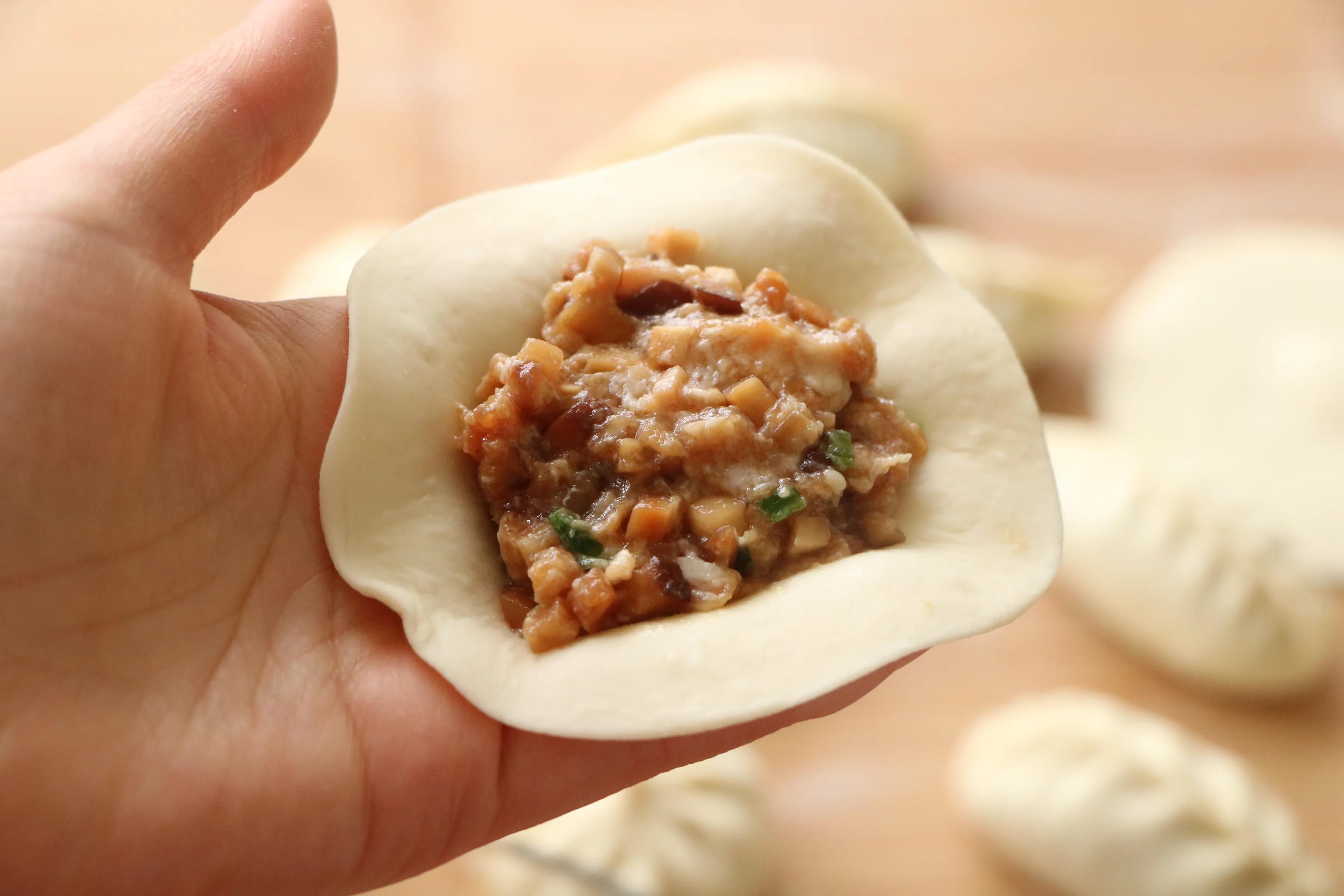 孩子要吃一口一个的包子,孩子每天都要吃包子