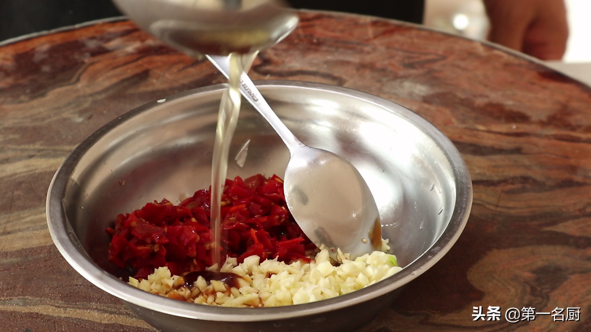 金针菇用菜椒怎么做的,家常剁椒金针菇的做法