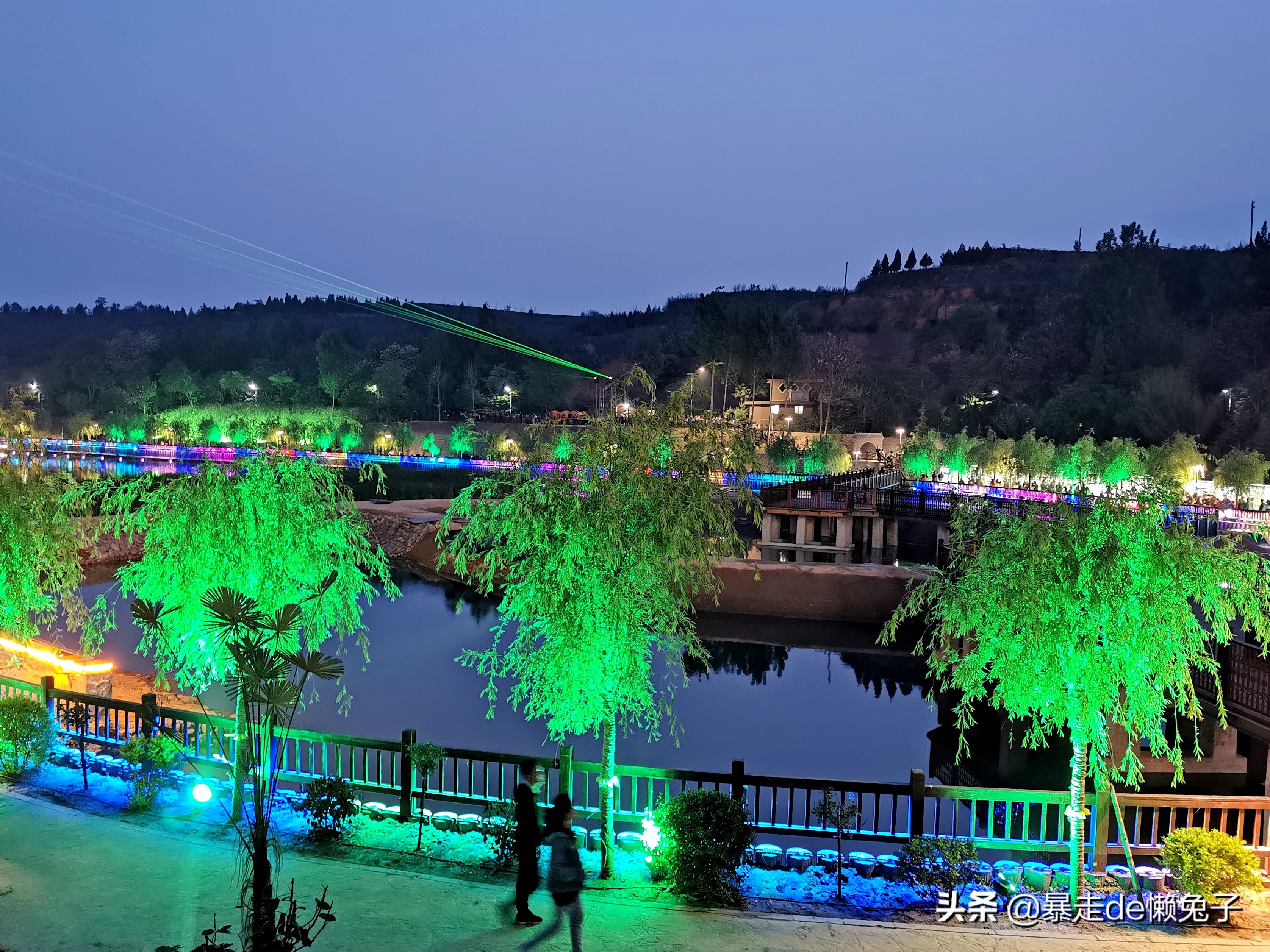无奈！国内县城旅游，为什么总离不开激光灯？是发展，还是污染？