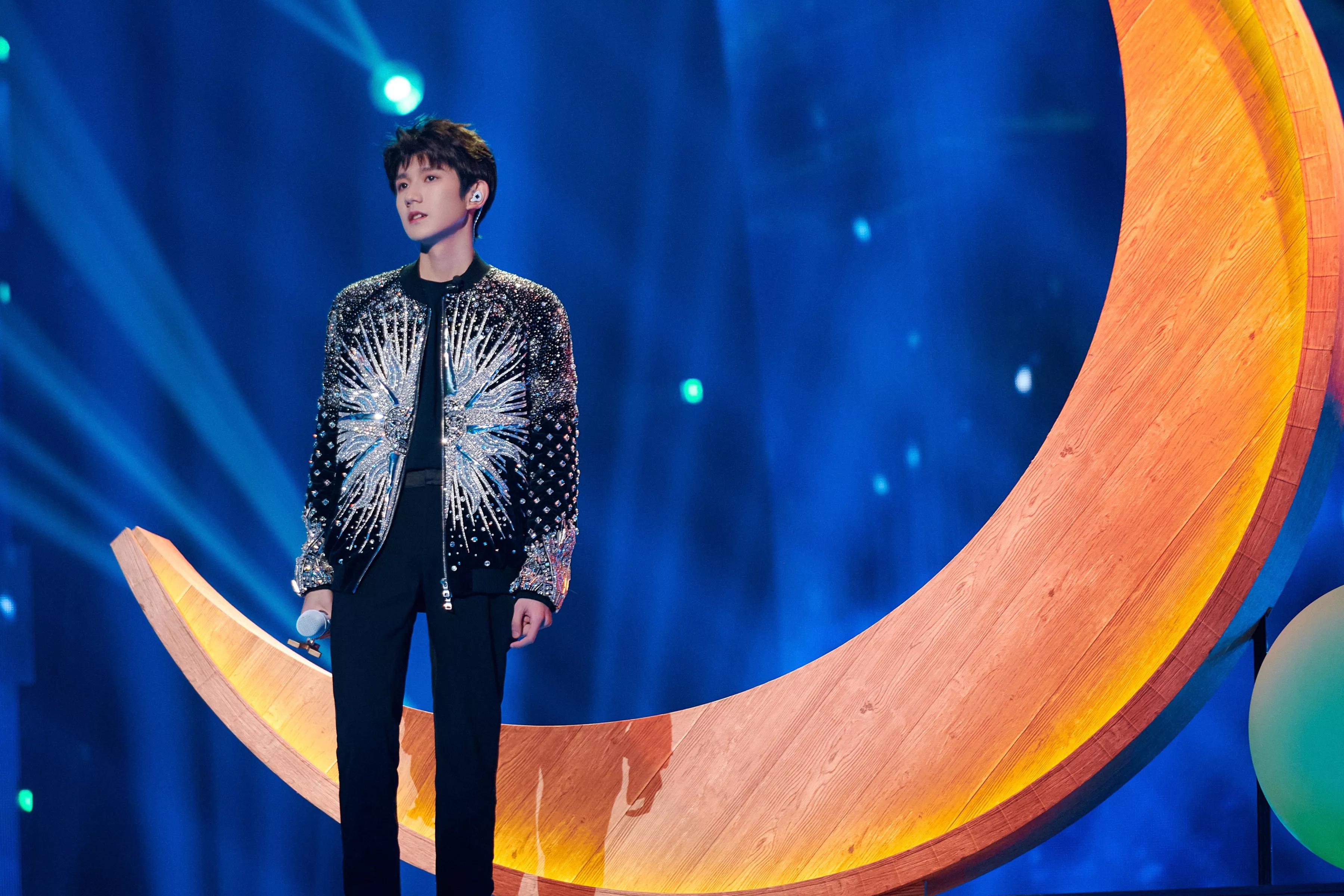 离家的人才会听的故事王源mv,王源现场饭拍离家的人