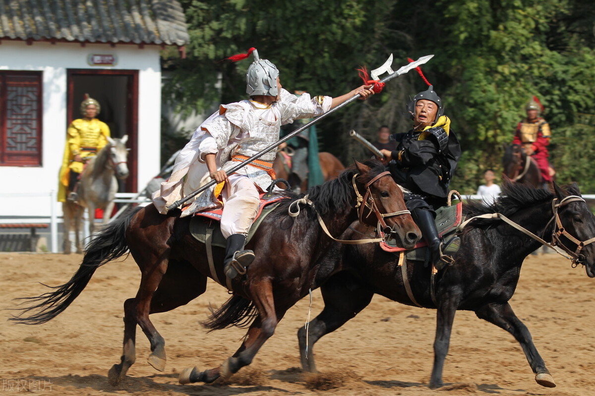 曹操评价人中吕布马中赤兔,为什么说人中赤兔马中吕布