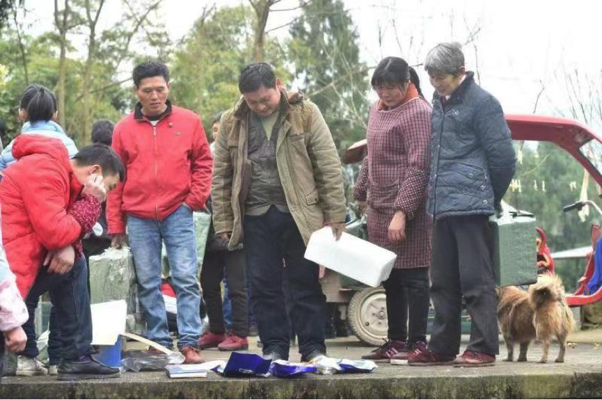 这智商太赞了！小伙提早回乡帮乡亲拼购，全村大妈抢着给介绍对象