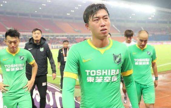 昔日绿城青训一哥，国足比赛散步遭痛批，如今26岁2年没踢球了