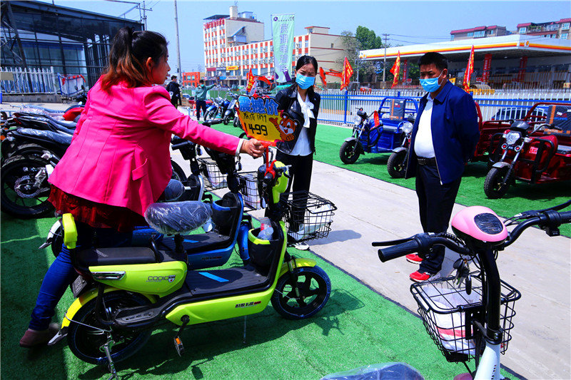 为了带老伴出去游玩方便两千多买了一辆两轮电动车