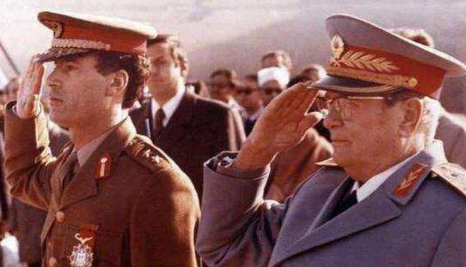 苏俄在50年代和南斯拉夫关系缓和以后，都向其提供了哪些*器武**？