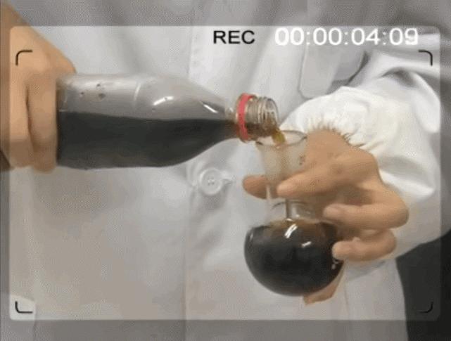 男孩喝碳酸饮料瓶爆炸,一小孩被喷泉水柱冲起