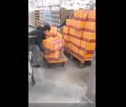 优衣库回应联名款被哄抢,被抢购优衣库衣服图片