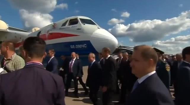 普京和土耳其埃尔多安看航展,普京参观俄新隐身战机