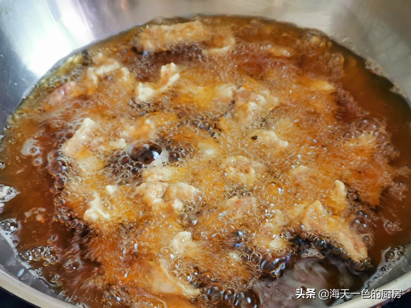 猪肉条这样炸不干不柴外焦,带皮的猪肉怎么炸才不会油溅出来
