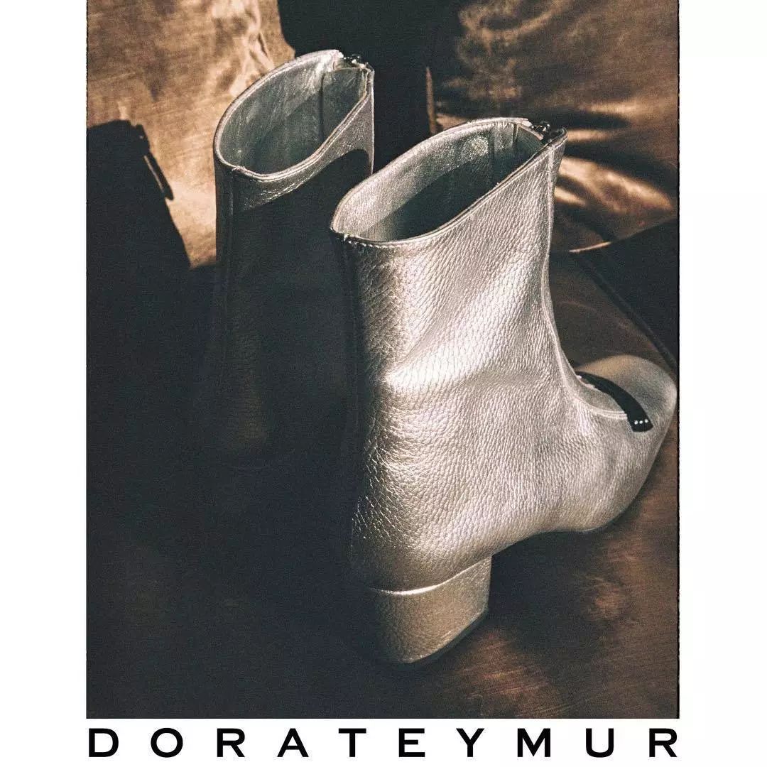 看见今年秋冬必入的第一双靴子，我方了……