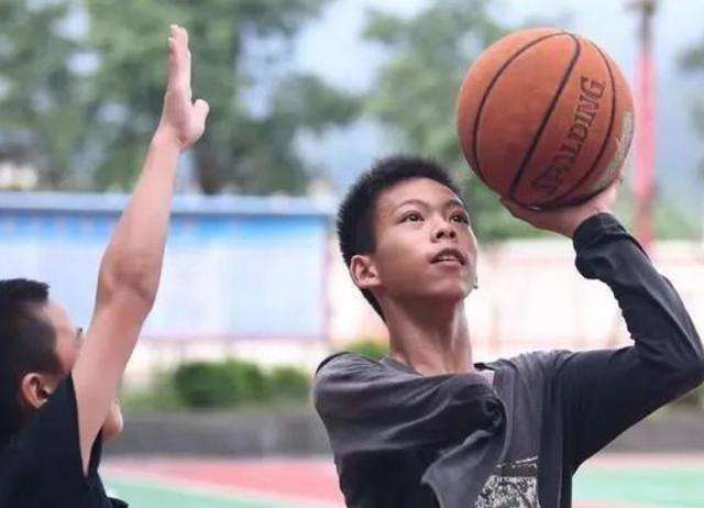 13岁独臂少年张家诚的篮球梦,独臂篮球少年张家城跟谁去篮网