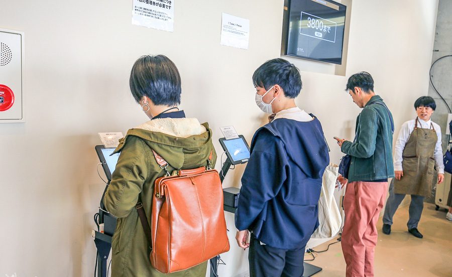 东京｜堪比艺术馆的星巴克臻选®烘培工坊樱花海中品满分咖啡