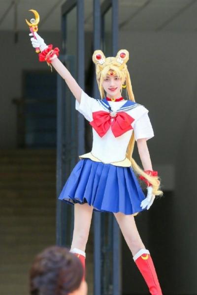 鞠婧祎COS水兵月造型，水手服配黄色假发，被网友调侃像女装大佬