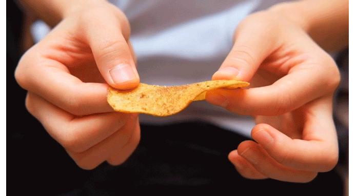 每一包薯片里不只有薯片和空气，还有满满的套路（菲李漫画）