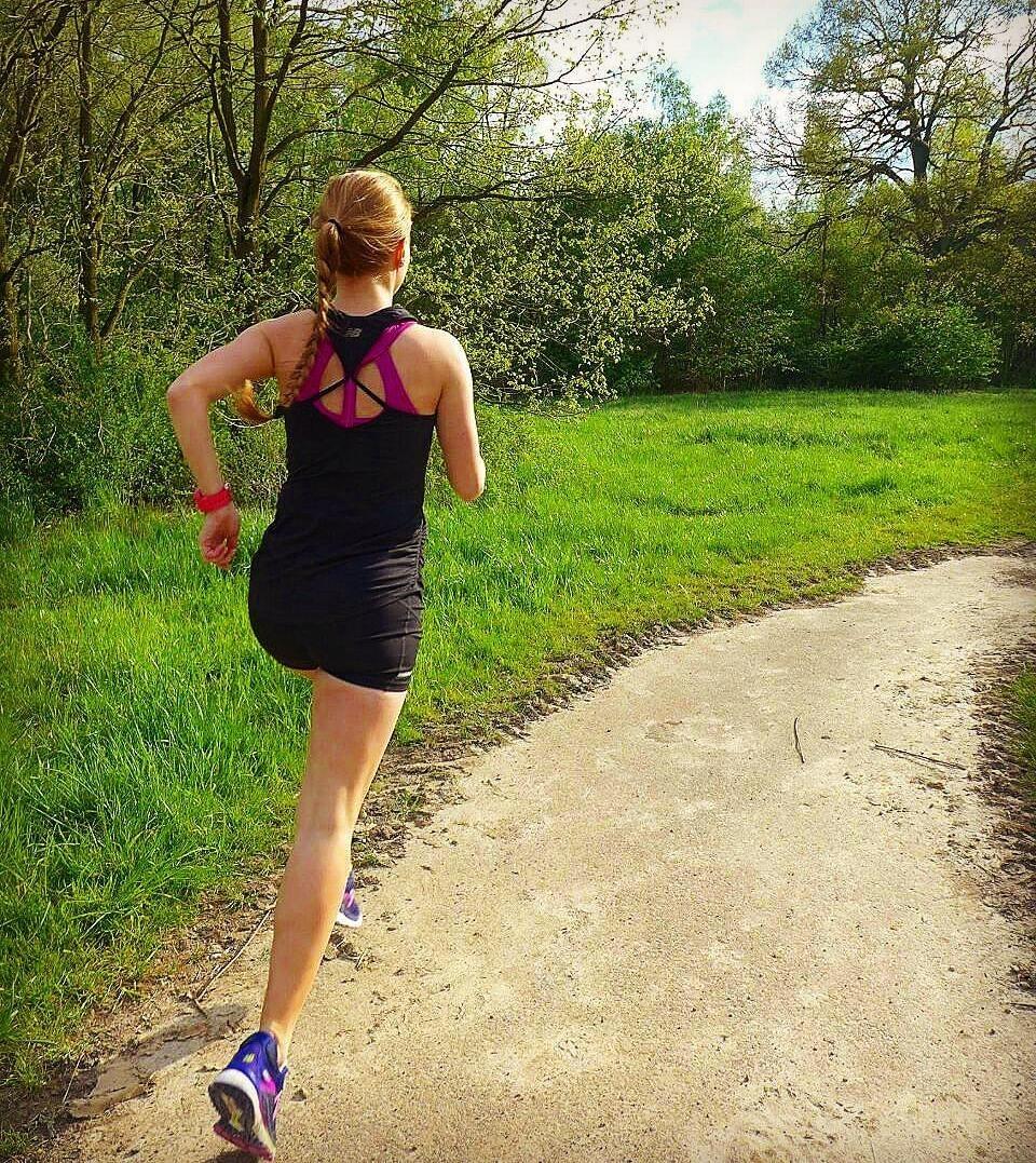 跑步最艰难的时刻如何坚持下来,跑步前吃什么跑步不累