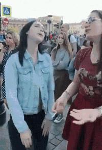 搞笑GIF：看来姑娘就是喜欢不平凡啊