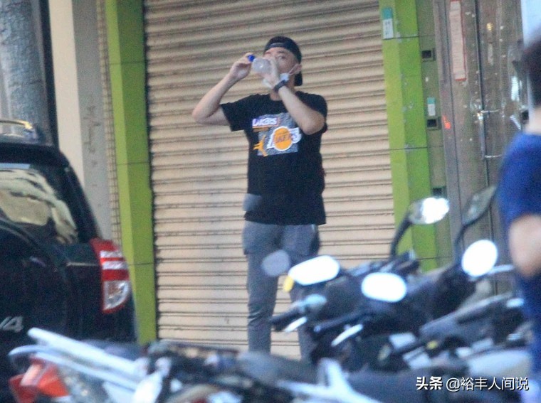 霍建华电竞单手开法拉利,霍建华开的法拉利全球多少台