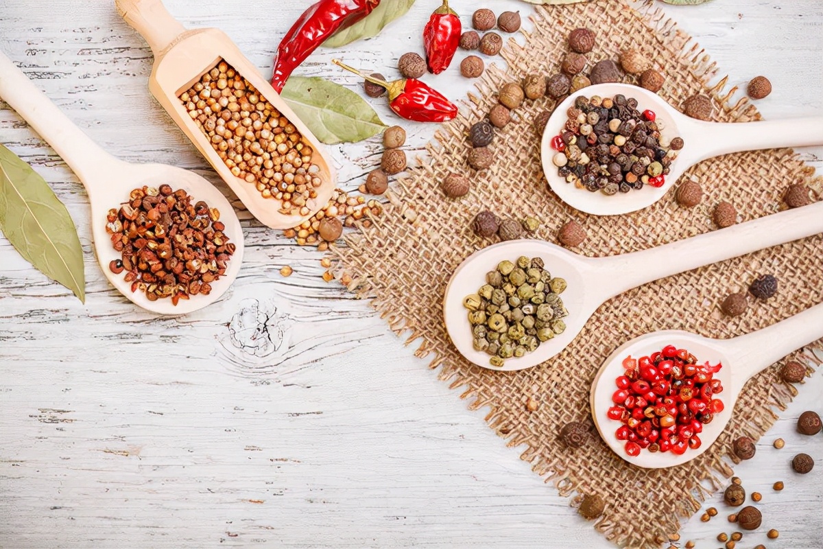 吃肉一盘,不如吃胡椒一勺!黑色补肾温脾,白色散寒健胃,不是芝麻