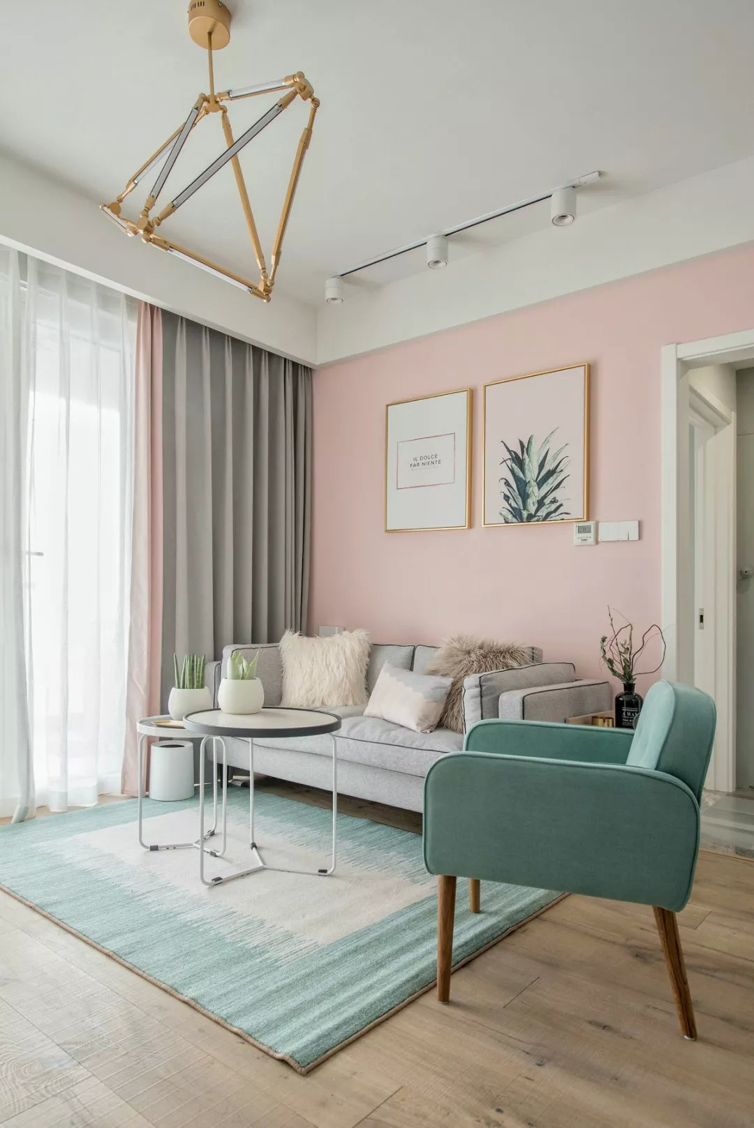 家里装修墙壁太单调怎么办,家里空白墙面怎么装饰实用