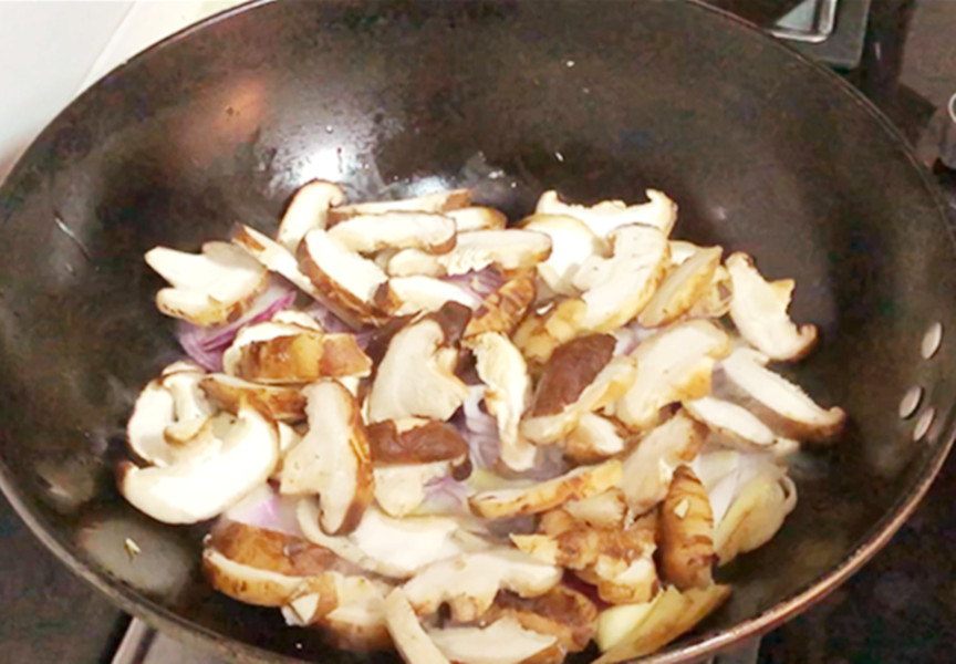 炖鸡时先焯水还是直接炖都不对,炖鸡汤时有人焯水