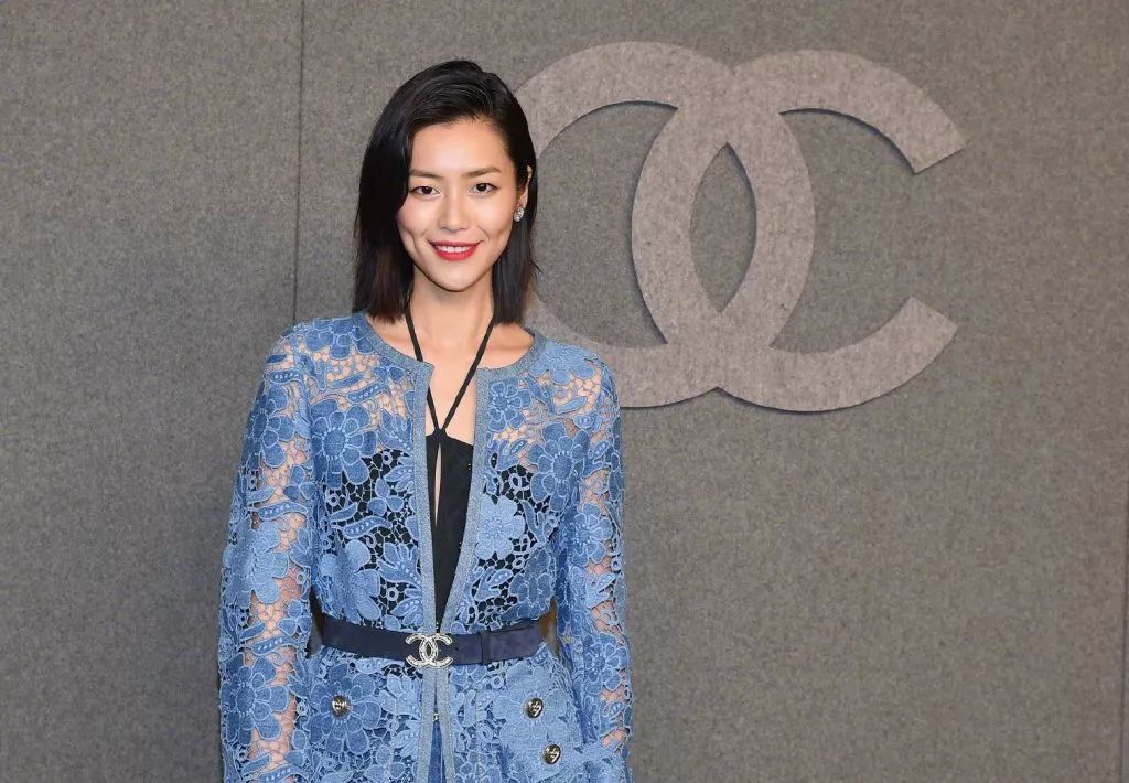 刘雯何穗个人简介,刘雯何穗奚梦瑶走秀视频