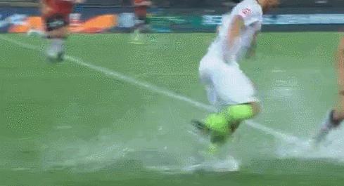 足球比赛胡尔克,胡尔克足球大力射门