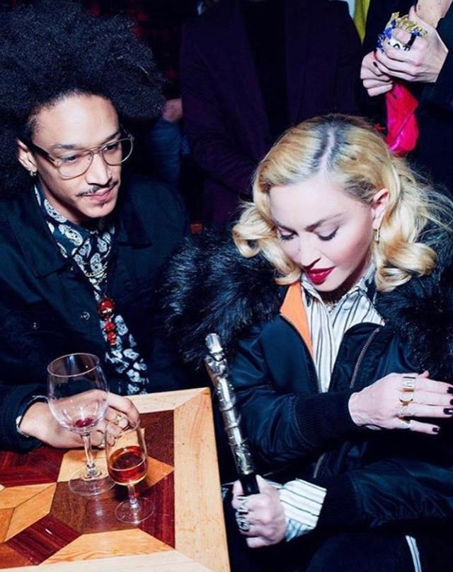 63岁麦当娜牵90后男友现身,麦当娜与小35岁新男友合照