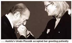 礼仪|拥抱礼与亲吻礼，打开方式一定要正确