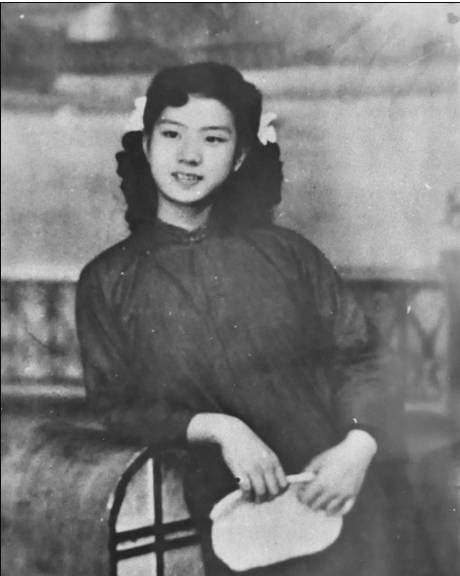 这位美丽的女护士,她的不仅是在救人更是在救国