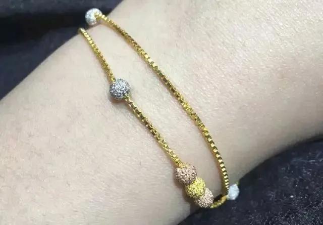 古法黄金手镯和手链哪个好 (四叶草手链和黄金手镯一起戴)