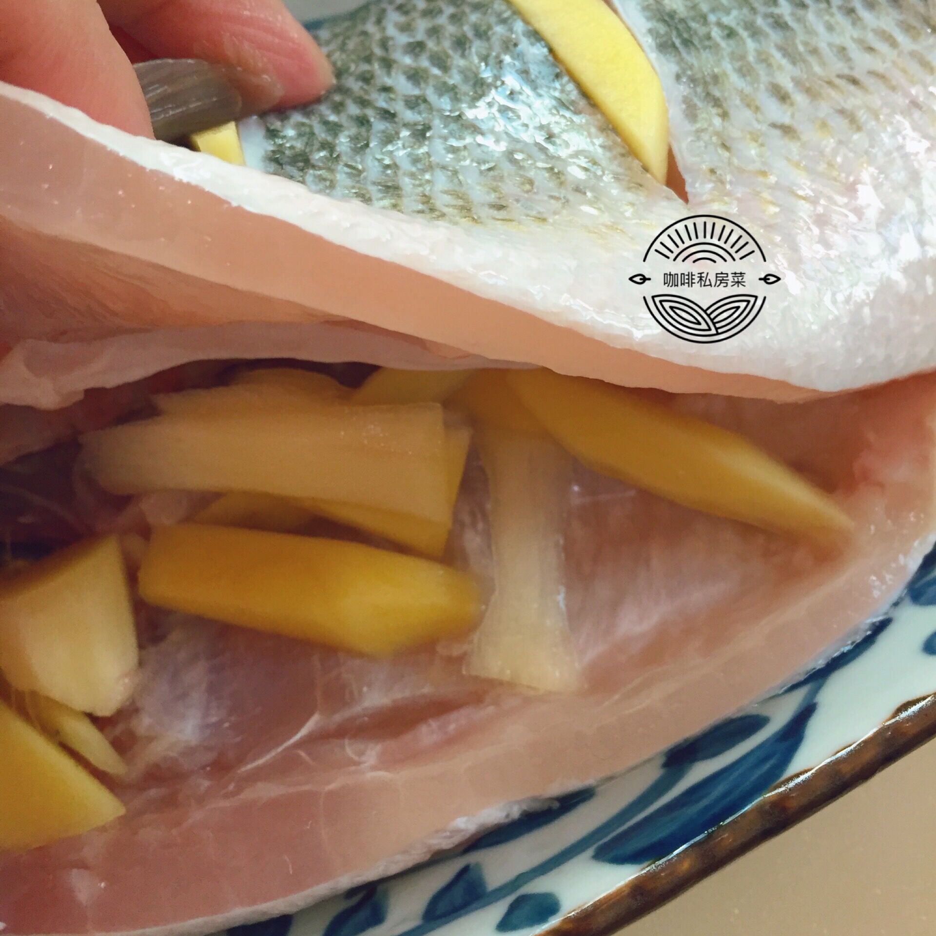 做清蒸鱼用什么油淋,清蒸鱼先放蒸鱼豉油还是先浇热油