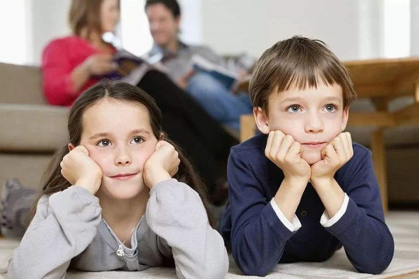 孩子总两腿夹着有什么坏处,孩子出现夹大腿家长要不要教育