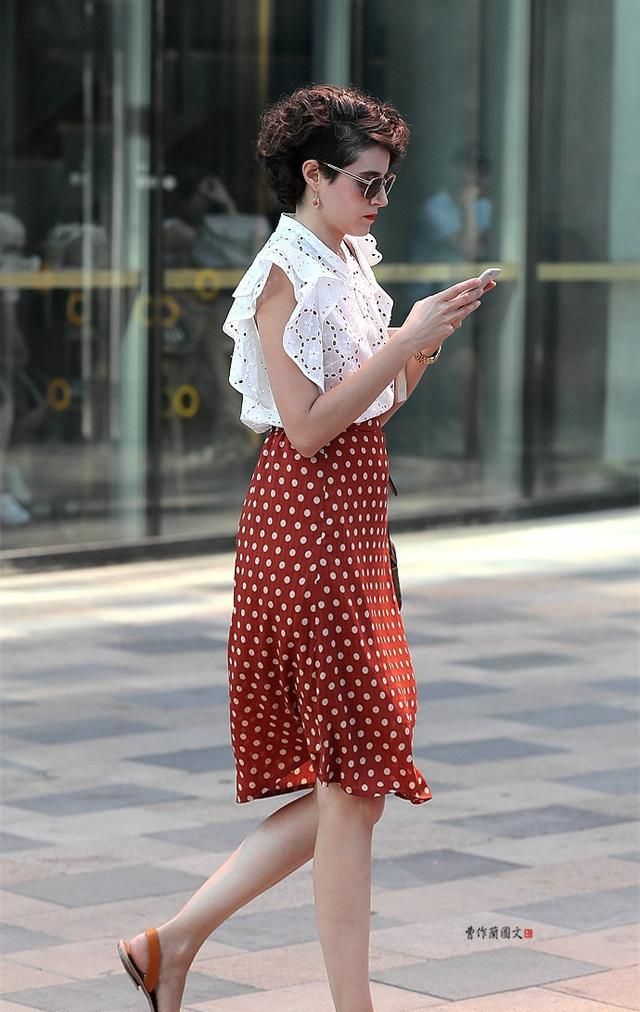 每个女孩都有一件条纹衣服,少女感波点上衣