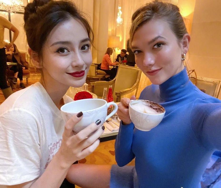 baby巴黎半夜赴私宴！独自约爱马仕总监聊工作？笑容僵硬如雕像