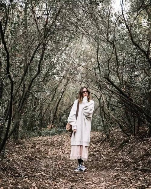 经典低帮帆布鞋日常穿搭,帆布鞋的穿搭技巧和潮流造型分享